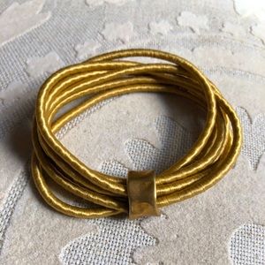 Golden light bracelet for every day look